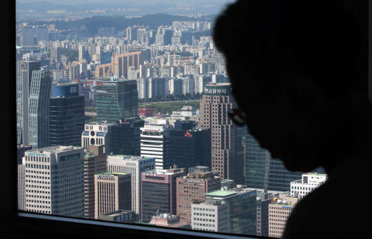 10일 재벌닷컴 조사 결과 국내 증권사들의 직원 수가 지난 6월말 기준 3만3천91명으로 1년    새 3천794명(10.29%) 줄어들고 영업점도 1천344개로 1년 전보다 229개(14.6%) 감소한 것으로 나타났다. 사진은 10일 서울 여의도 증권가.